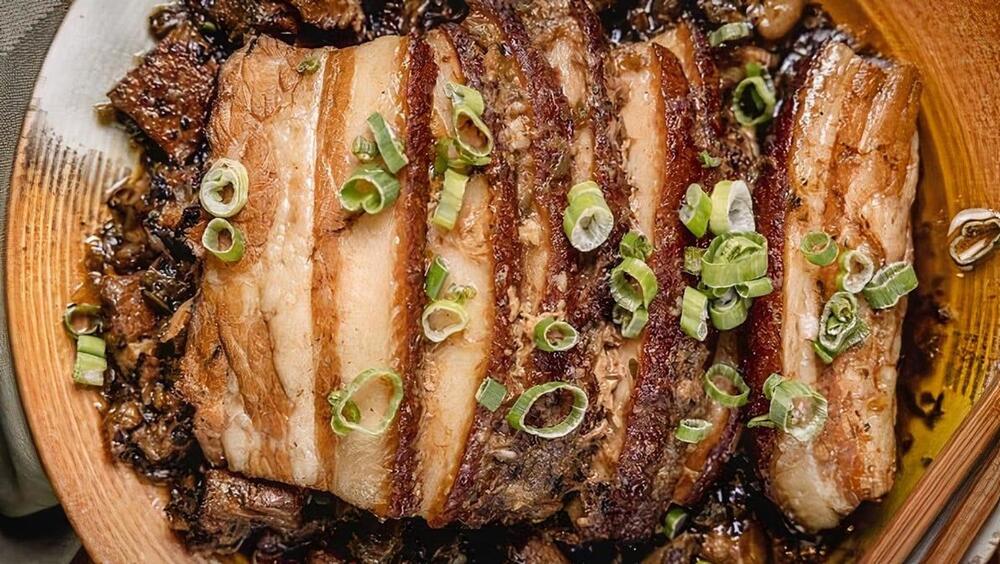 Steam Pork Belly with Preserved Mustard Greens——green onions